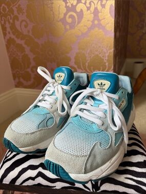 adidas Light Blue Teal Retro Trainer Sneakers size 8